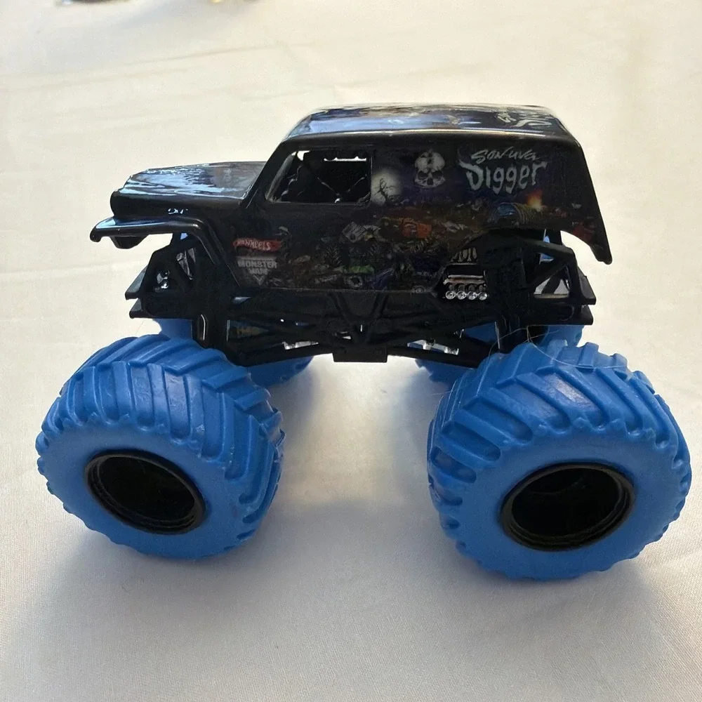 Hot Wheels Monster Jam 1:64 Son-uva Grave Digger Skull Truck‎ Blue Tires Treads